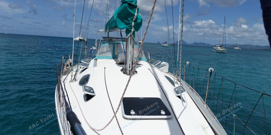 Bénéteau First 38s5 : Roof and deck seen from the bow Bénéteau First 38s5 : Roof and deck seen from the bow