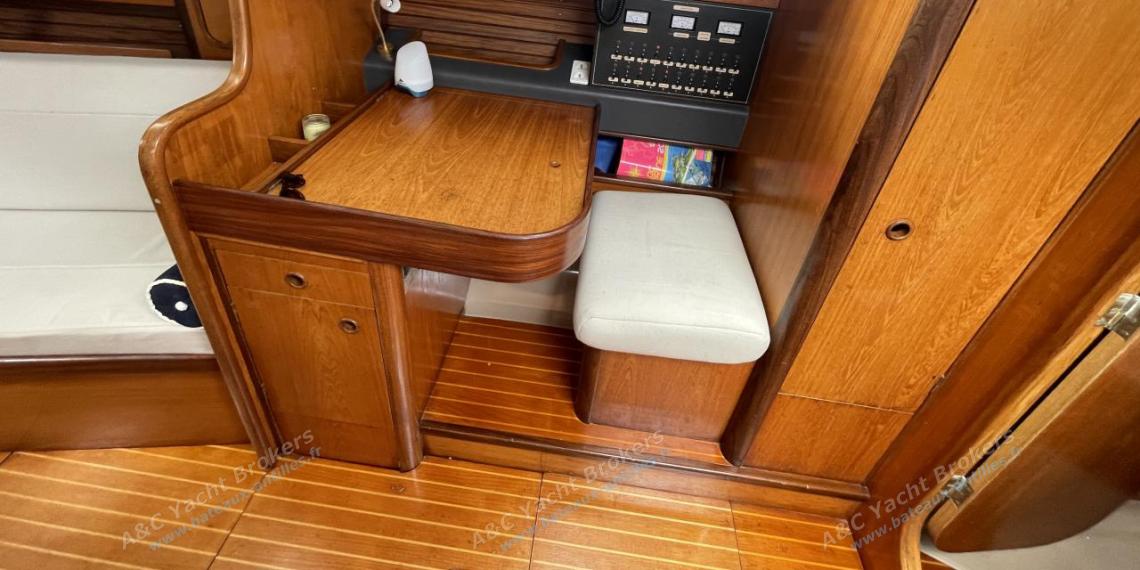 Bénéteau First 405 : Charts table Bénéteau First 405 : Charts table