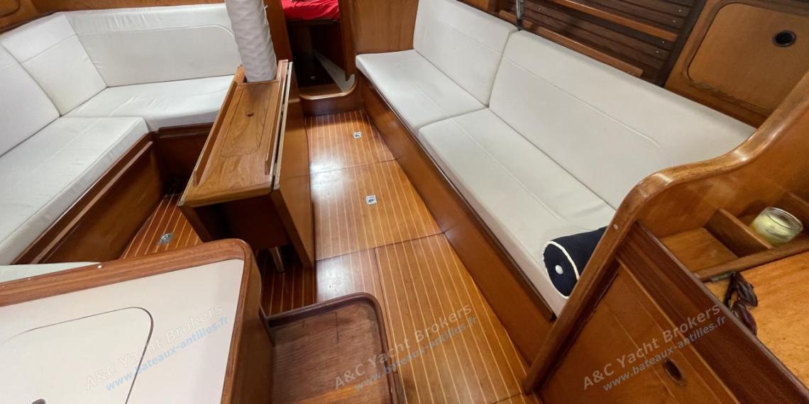 Bénéteau First 405 : Saloon seen from the galley Bénéteau First 405 : Saloon seen from the galley