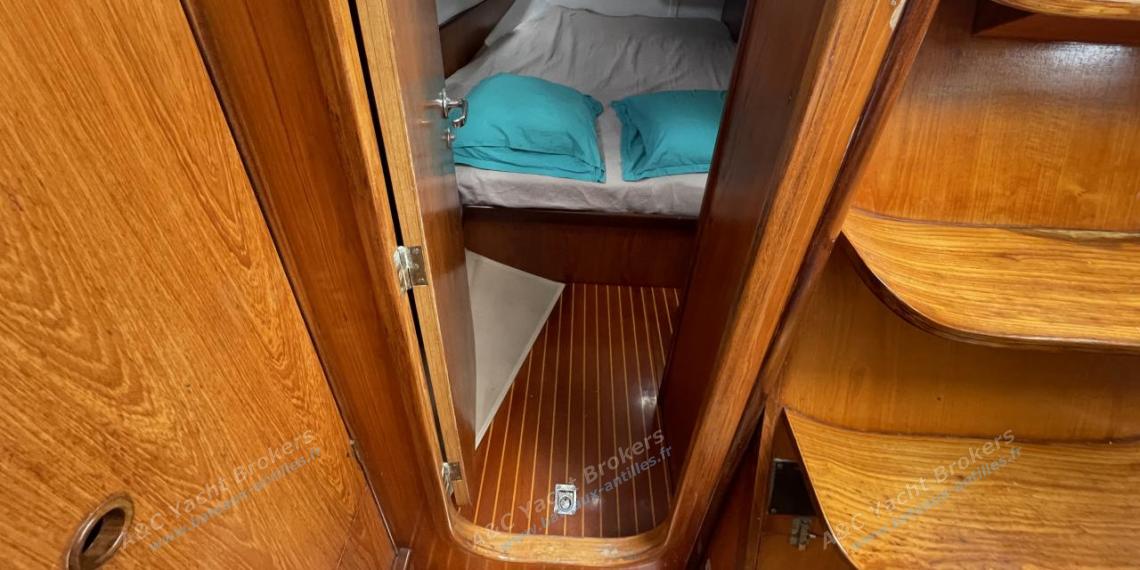 Bénéteau First 405 : Aft cabin seen from the saloon Bénéteau First 405 : Aft cabin seen from the saloon