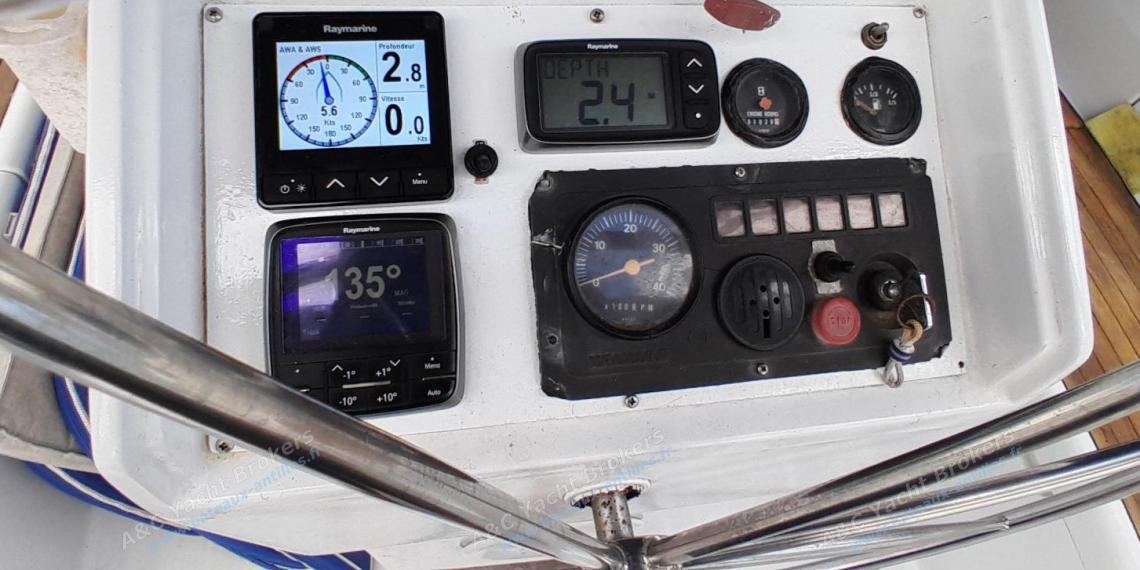 Gibert Marine Gib'Sea 444 : Electronic at helm station Gibert Marine Gib'Sea 444 : Electronic at helm station