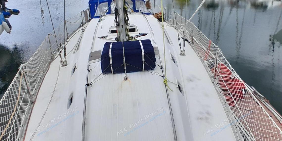 Gibert Marine Gib'Sea 444 : Deck and roof seen from the bow Gibert Marine Gib'Sea 444 : Deck and roof seen from the bow