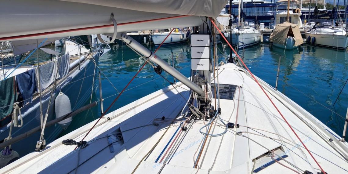 Italia Yacht 11.98 : Electronic repetiter on mast Italia Yacht 11.98 : Electronic repetiter on mast