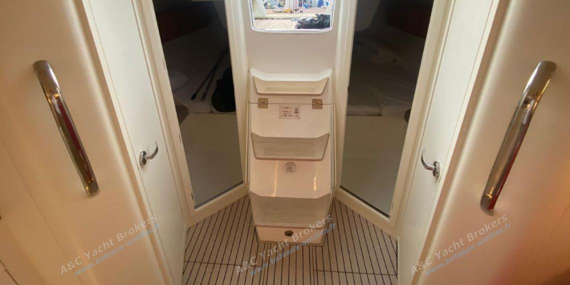 Italia Yacht Italia 11.98 : Exterior access from the saloon Italia Yacht Italia 11.98 : Exterior access from the saloon