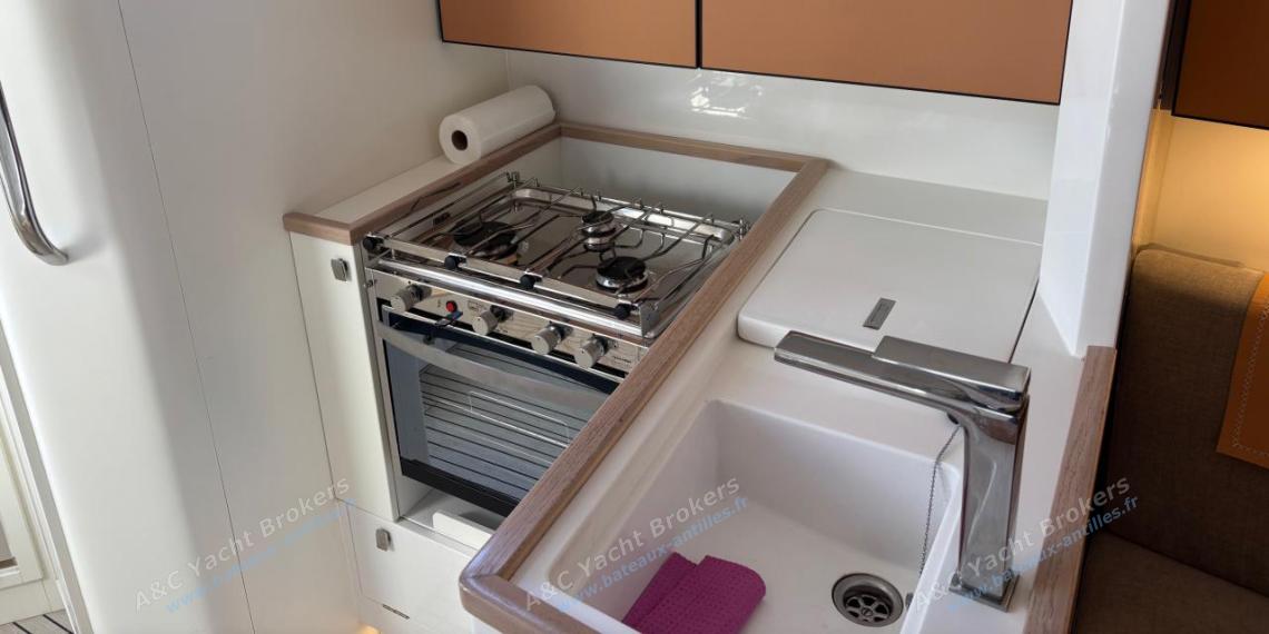 Italia Yacht Italia 11.98 : Galley L shap on port Italia Yacht Italia 11.98 : Galley L shap on port