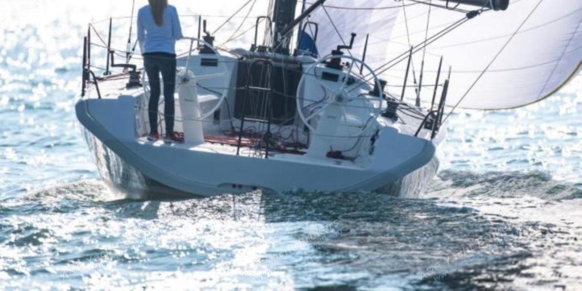 Italia Yacht 11.98 : Cruising sailing under spinnaker Italia Yacht 11.98 : Cruising sailing under spinnaker