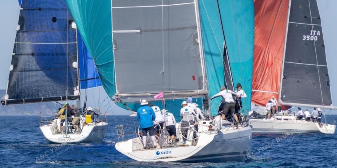 Italia Yacht 11.98 : Regata sailing under spinnaker Italia Yacht 11.98 : Regata sailing under spinnaker
