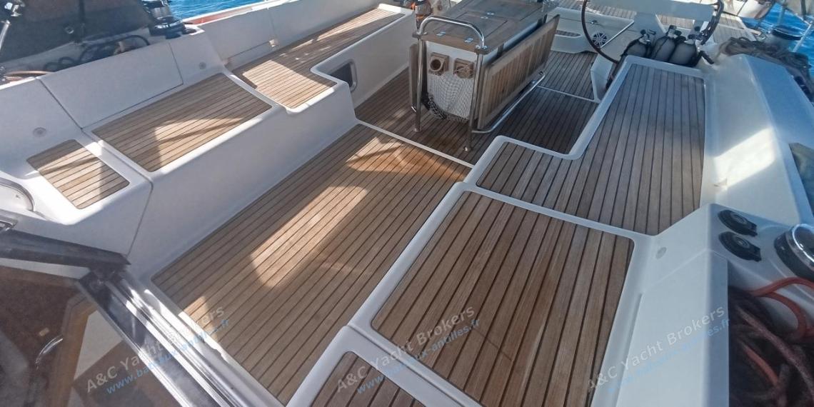 Jeanneau 57 : Cockpit seen from the port companionway Jeanneau 57 : Cockpit seen from the port companionway