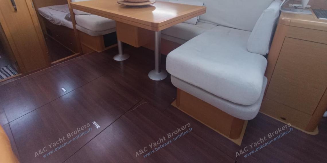 Jeanneau 57 : Saloon table seen from the galley Jeanneau 57 : Saloon table seen from the galley