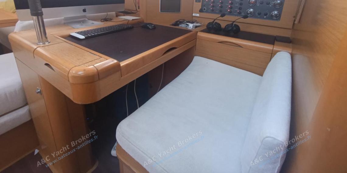 Jeanneau 57 : Charts table Jeanneau 57 : Charts table