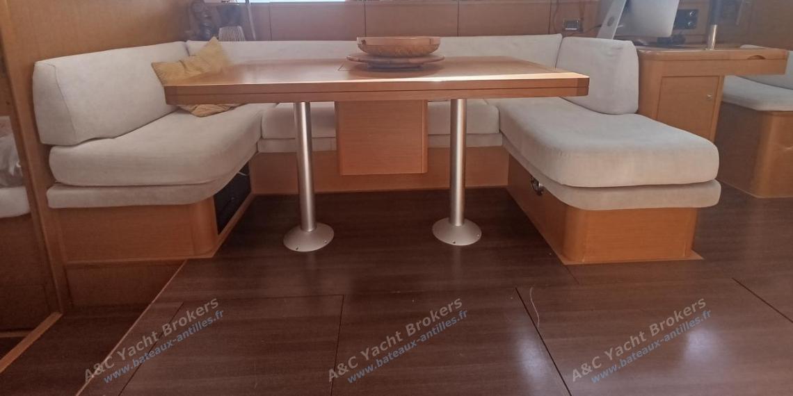 Jeanneau 57 : Saloon table seen from the sofa Jeanneau 57 : Saloon table seen from the sofa