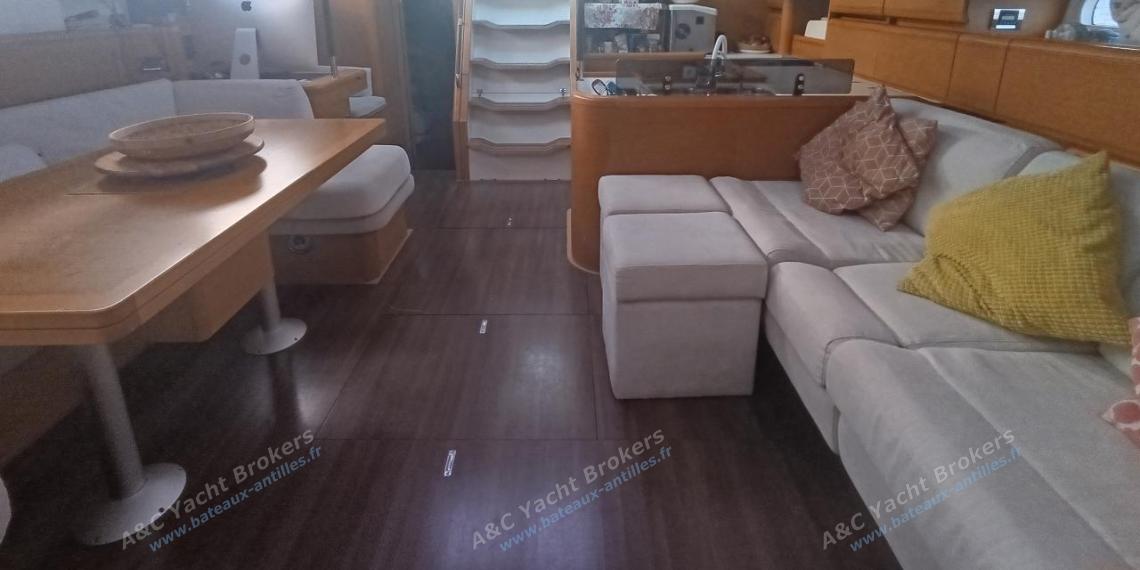 Jeanneau 57 : Saloon seen from the port forward cabin Jeanneau 57 : Saloon seen from the port forward cabin