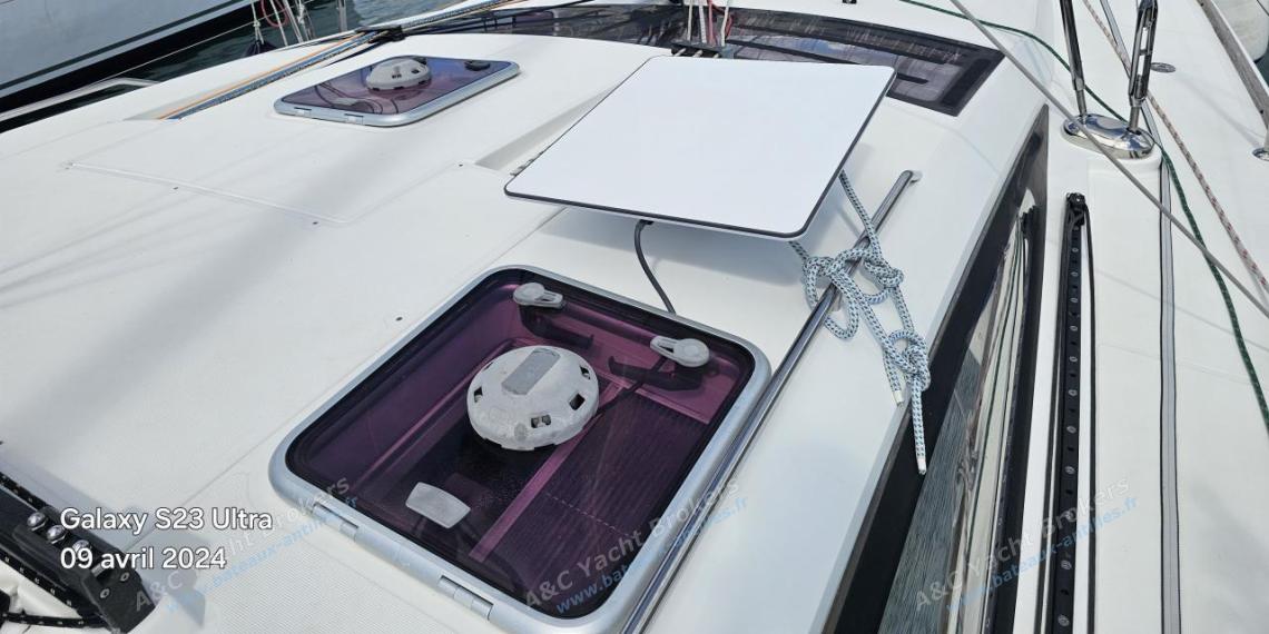 Jeanneau 53 : Starlink antenna on roof Jeanneau 53 : Starlink antenna on roof
