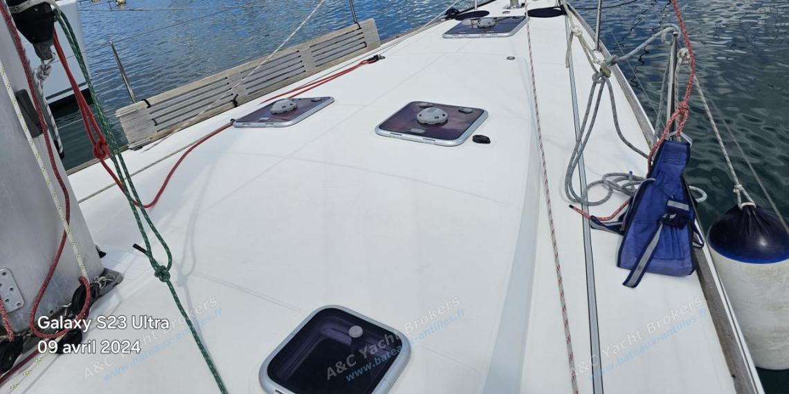 Jeanneau 53 : Forward deck seen from the mast Jeanneau 53 : Forward deck seen from the mast