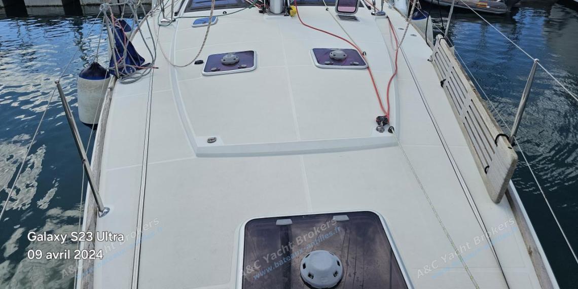 Jeanneau 53 : Deck and roof seen from the bow Jeanneau 53 : Deck and roof seen from the bow