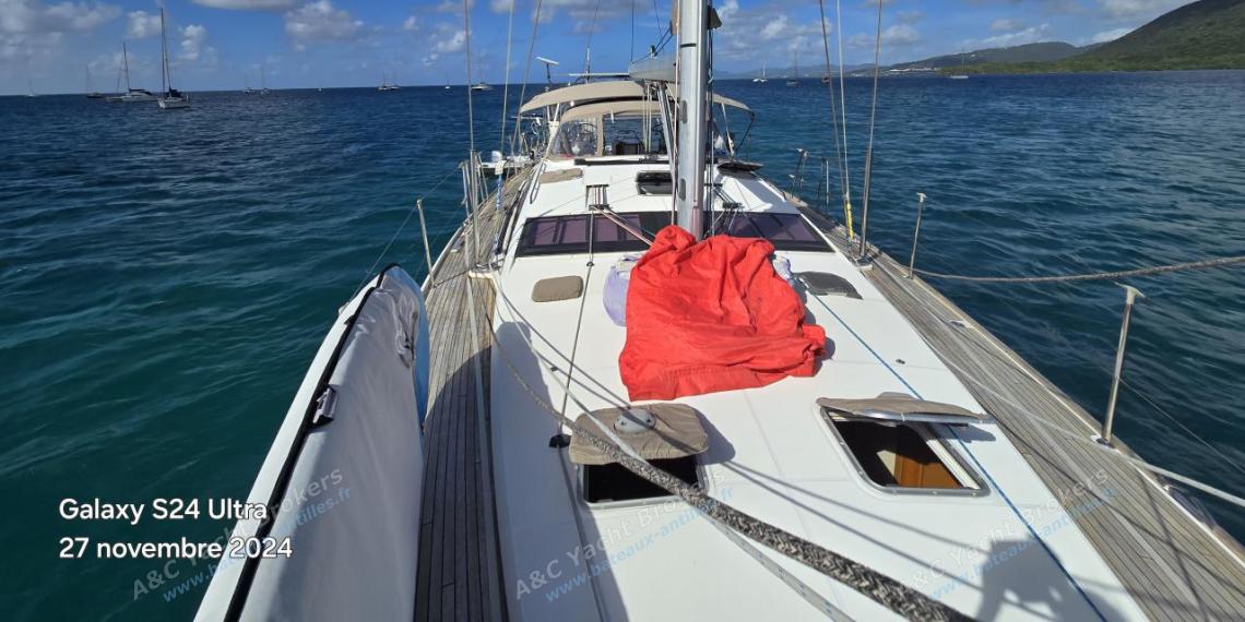 Jeanneau 53 : Roof seen from the bow Jeanneau 53 : Roof seen from the bow