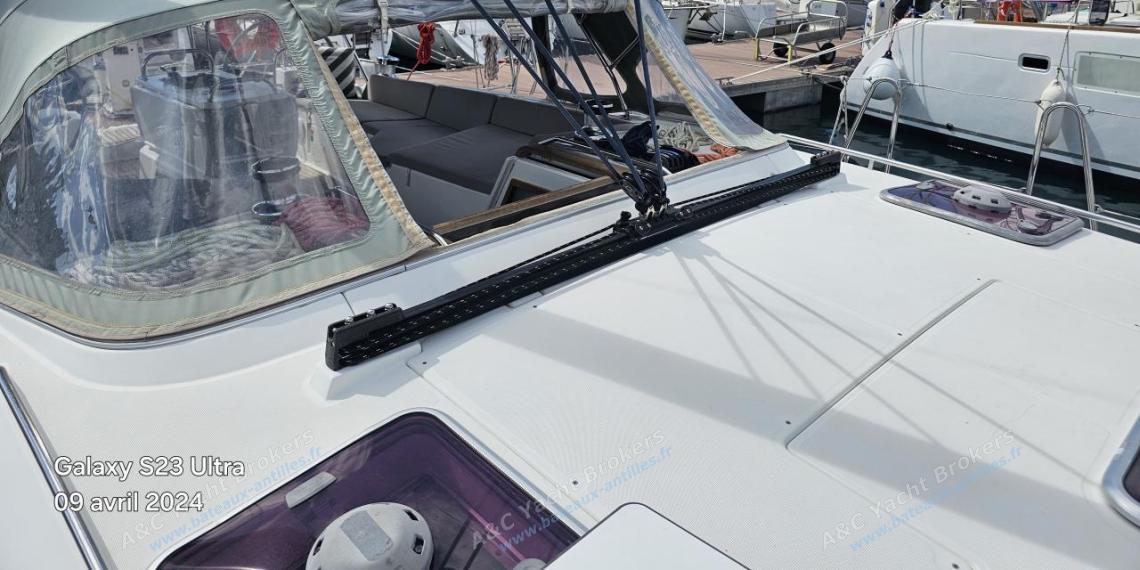 Jeanneau 53 : Dodger an main sail traveller Jeanneau 53 : Dodger an main sail traveller