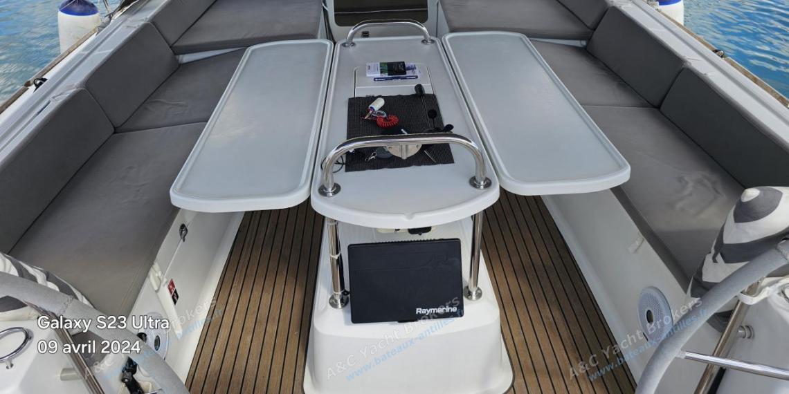 Jeanneau 53 : Cockpit table other view Jeanneau 53 : Cockpit table other view