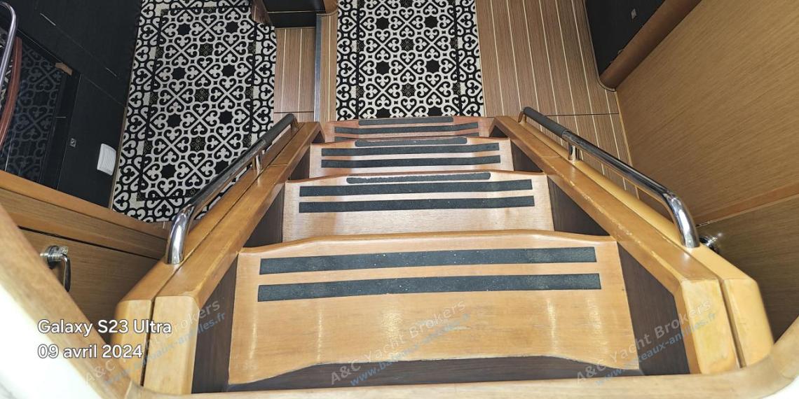 Jeanneau 53 : Interior acces from the cockpit Jeanneau 53 : Interior acces from the cockpit