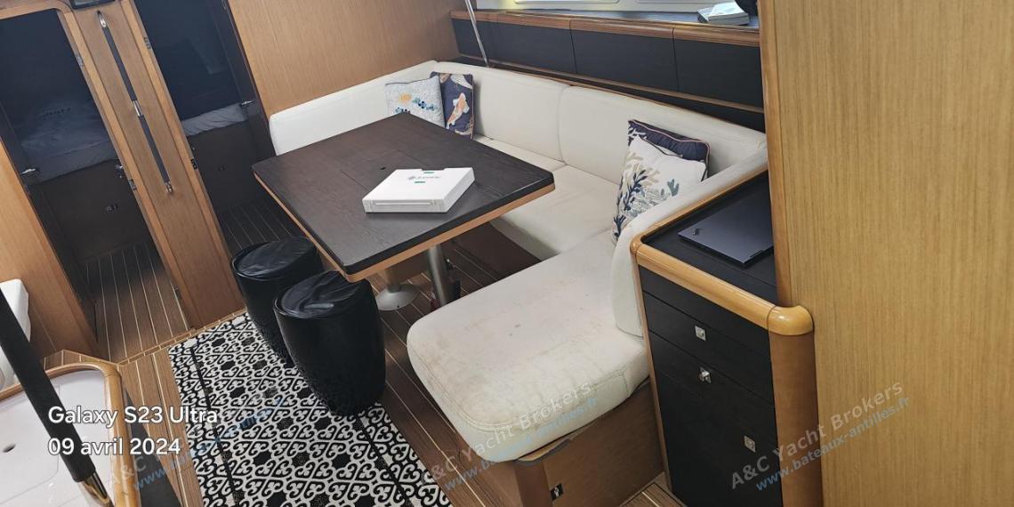 Jeanneau 53 : Saloon table and bench seen from the galley Jeanneau 53 : Saloon table and bench seen from the galley