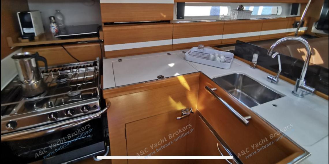Jeanneau 53 : Galley L shape on port Jeanneau 53 : Galley L shape on port