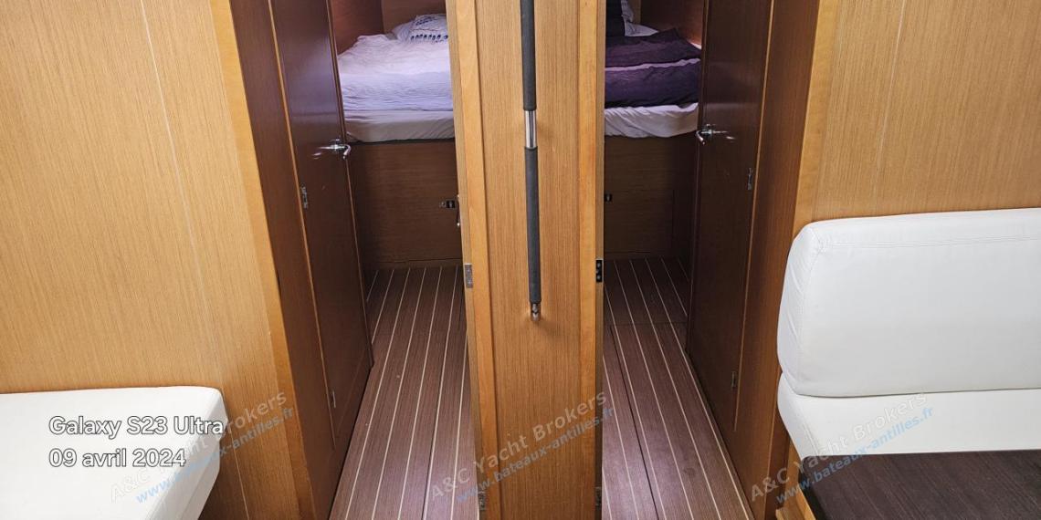 Jeanneau 53 : Forwards cabins access from the saloon Jeanneau 53 : Forwards cabins access from the saloon