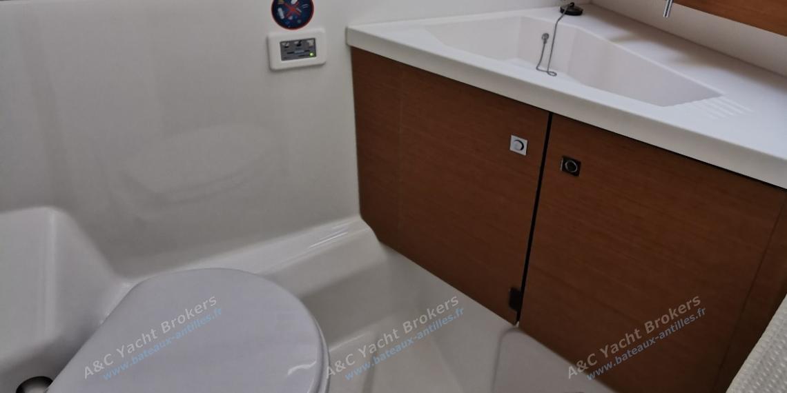 Jeanneau 53 : Forward shower room Jeanneau 53 : Forward shower room