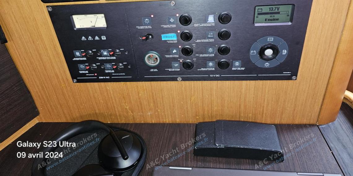 Jeanneau 53 : Electronics at charts table Jeanneau 53 : Electronics at charts table