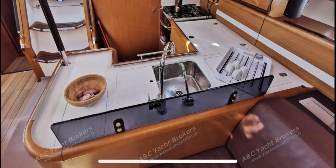 Jeanneau 53 : Galley seen from the saloon Jeanneau 53 : Galley seen from the saloon