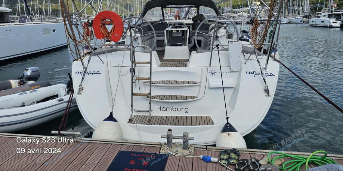 Jeanneau 53 : Seen from the pontoon Jeanneau 53 : Seen from the pontoon