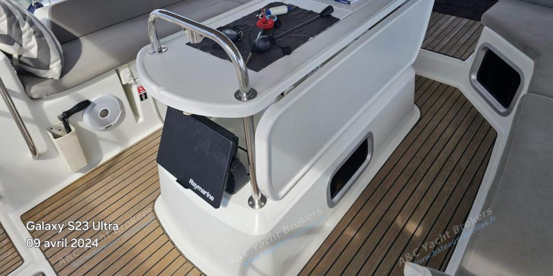 Jeanneau 53 : Cockpit table Jeanneau 53 : Cockpit table