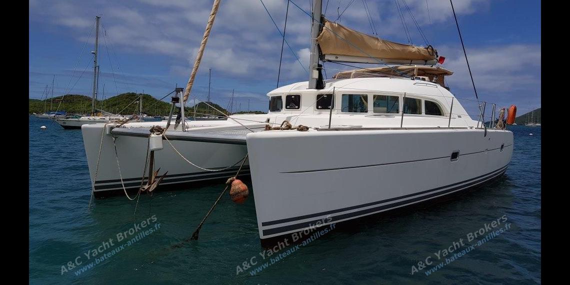 Lagoon 380 : At anchor Lagoon 380 : At anchor