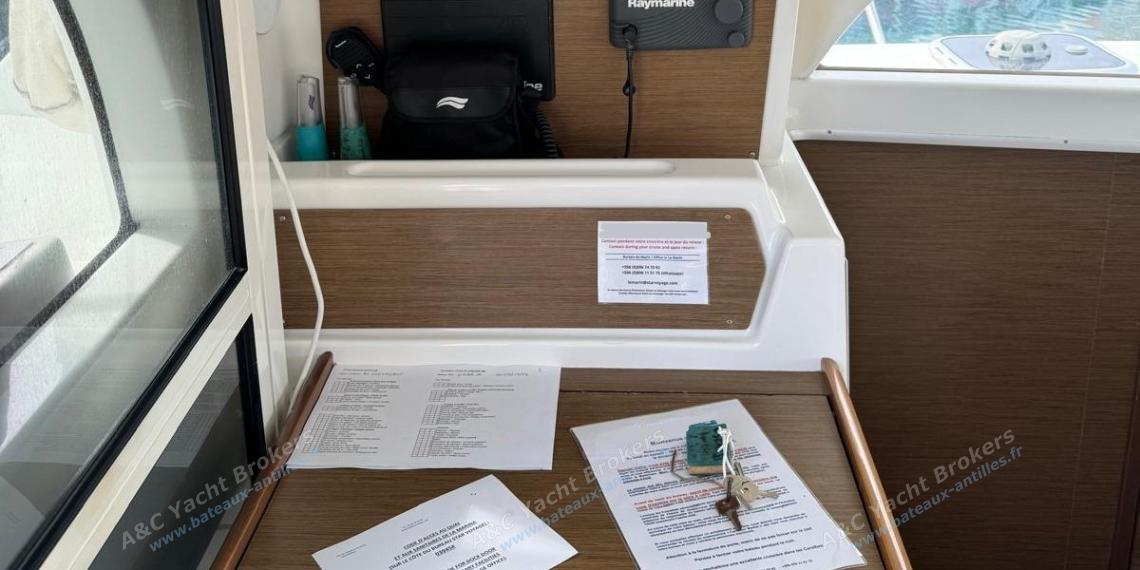 Lagoon 380 : Charts table Lagoon 380 : Charts table