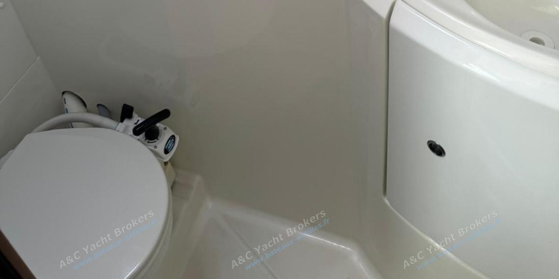 Lagoon 380 : Shower room Lagoon 380 : Shower room