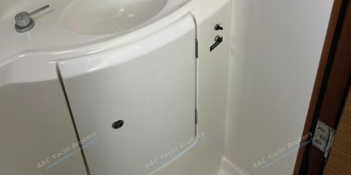 Lagoon 380 : Shower room other view Lagoon 380 : Shower room other view