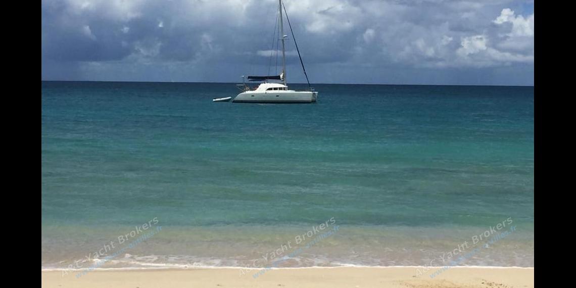 Lagoon 380 : At anchor Lagoon 380 : At anchor