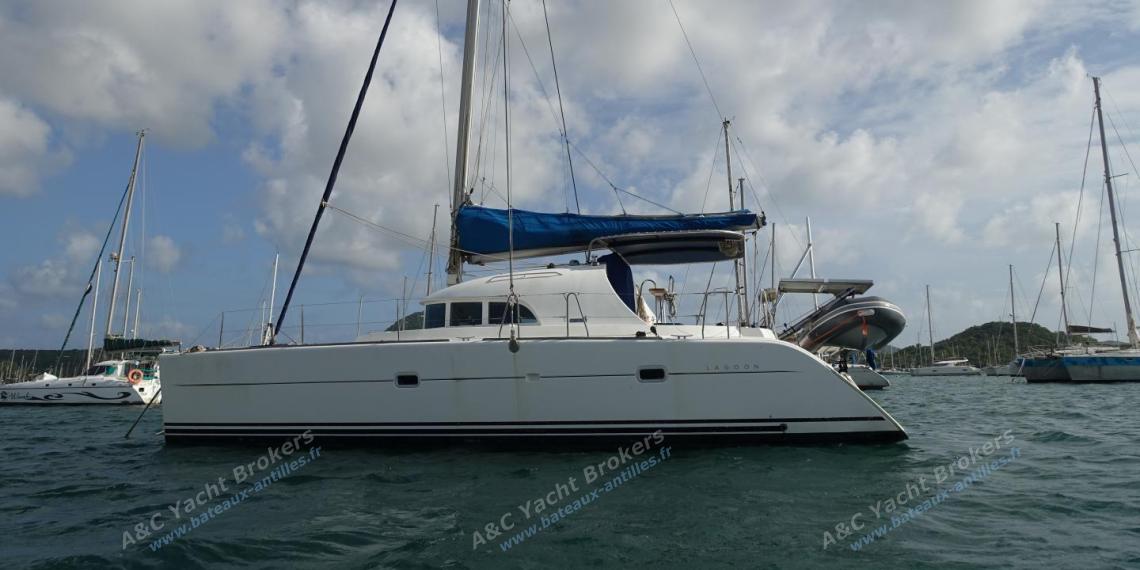 Lagoon 380 : At anchor Lagoon 380 : At anchor