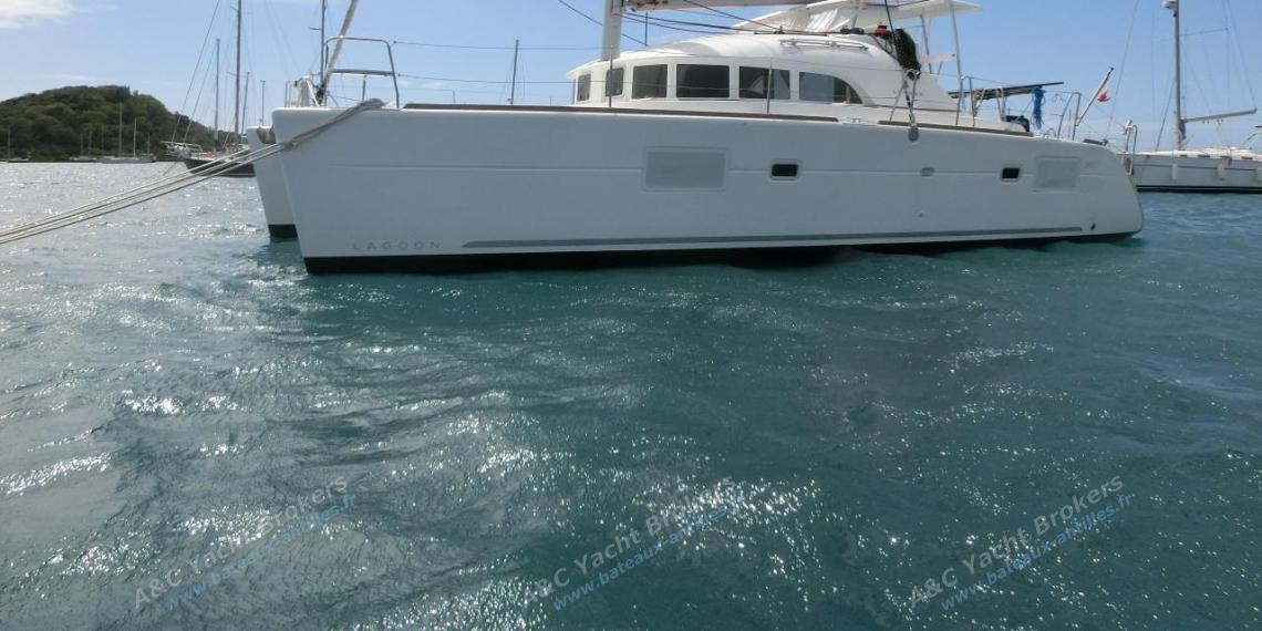 Lagoon 380: At anchor Lagoon 380: At anchor