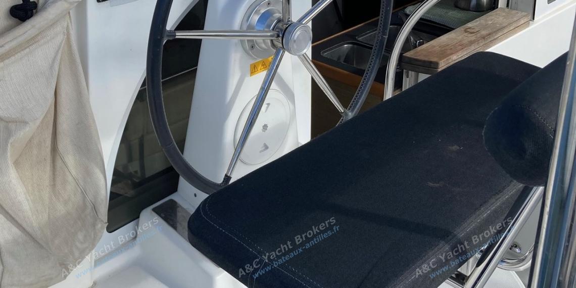 Lagoon 380 : Helm station Lagoon 380 : Helm station