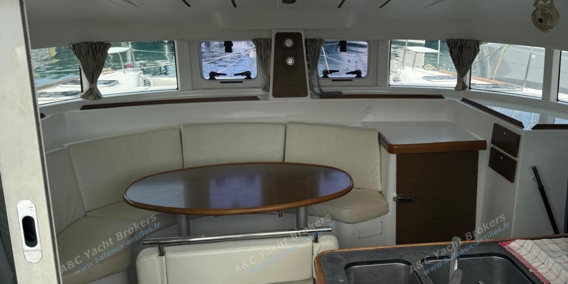 Lagoon 380 : Saloon seen from the cockpit Lagoon 380 : Saloon seen from the cockpit