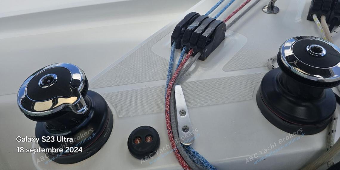 Lagoon 42 : Winches at helm station Lagoon 42 : Winches at helm station