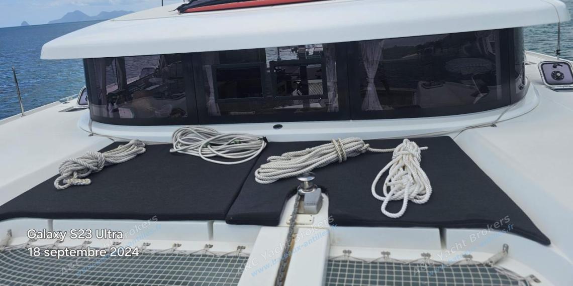 Lagoon 42 : Roof seen from trampoline Lagoon 42 : Roof seen from trampoline