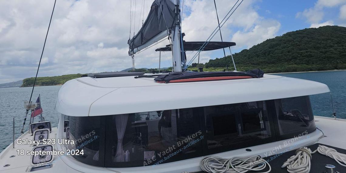 Lagoon 42 : Roof seen from the starboard bow Lagoon 42 : Roof seen from the starboard bow