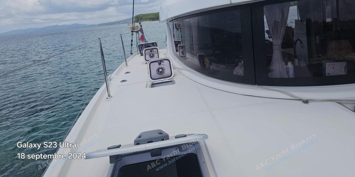 Lagoon 42 : Starboard companionway Lagoon 42 : Starboard companionway