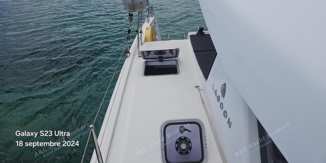 Lagoon 42 : Starboard companionway other view Lagoon 42 : Starboard companionway other view