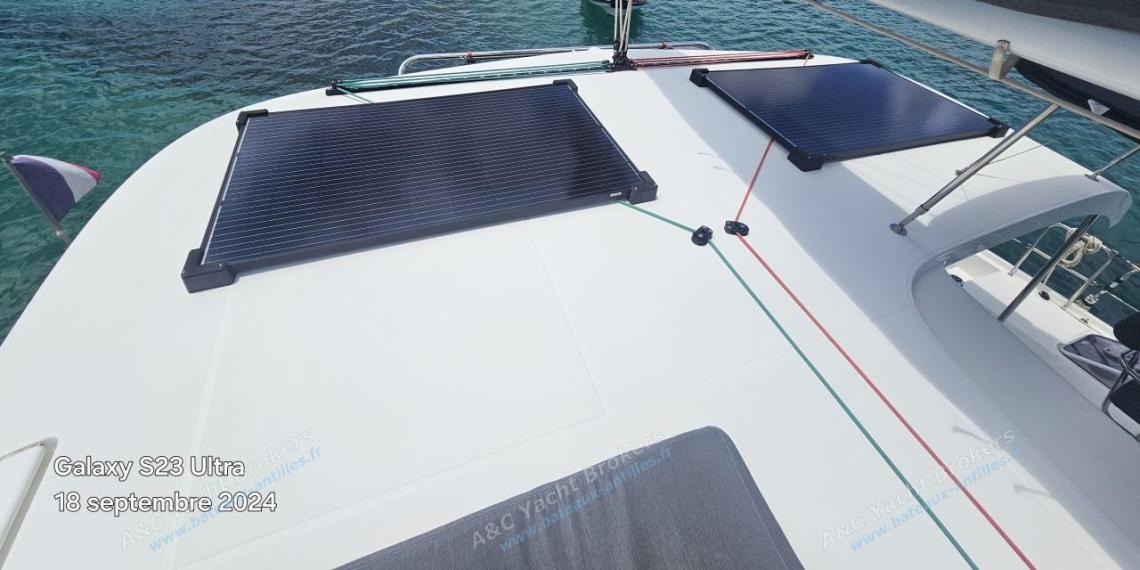 Lagoon 42 : Solar panels on roof Lagoon 42 : Solar panels on roof