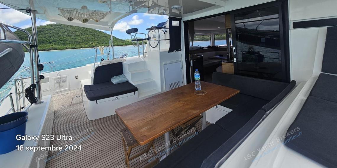 Lagoon 42 : Saloon table Lagoon 42 : Saloon table