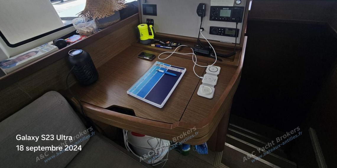 Lagoon 42 : Charts table Lagoon 42 : Charts table