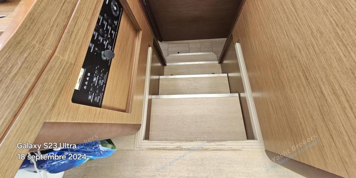 Lagoon 42 : Starboard hull access from the saloon Lagoon 42 : Starboard hull access from the saloon