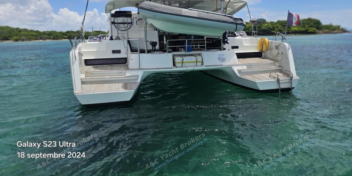 Lagoon 42 : Dinghy on davits Lagoon 42 : Dinghy on davits